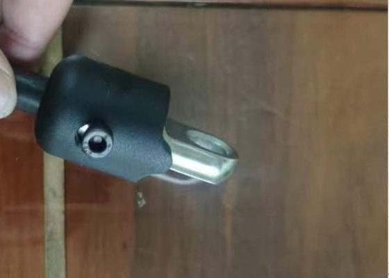 La corda di filo nero di palestra è più morbida durante l'esercizio per l'allenamento di resistenza.